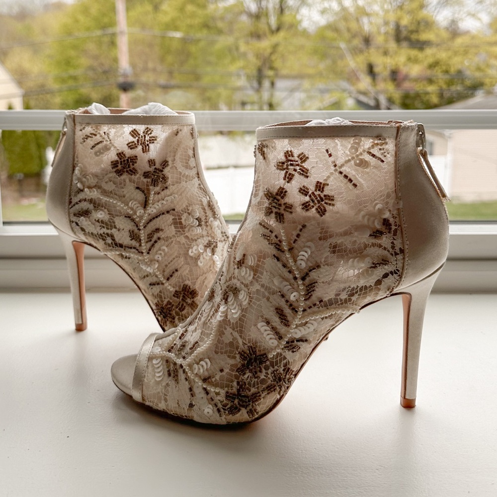 Badgley Mischka White Sequin High Heel Open Toe Ankle Booties Wedding